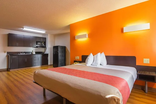 1 Queen Bed - Mobil Access Tub Nsmk Kitchen، Motel6 Jonesboro, GA 9/10