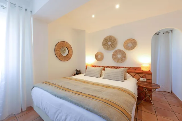 Classic, Double Bed, Le Saint Erasme 2/6