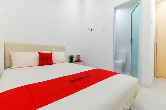 Reddoorz, Double Bed، Reddoorz Plus Kapuk Business Park 1/10