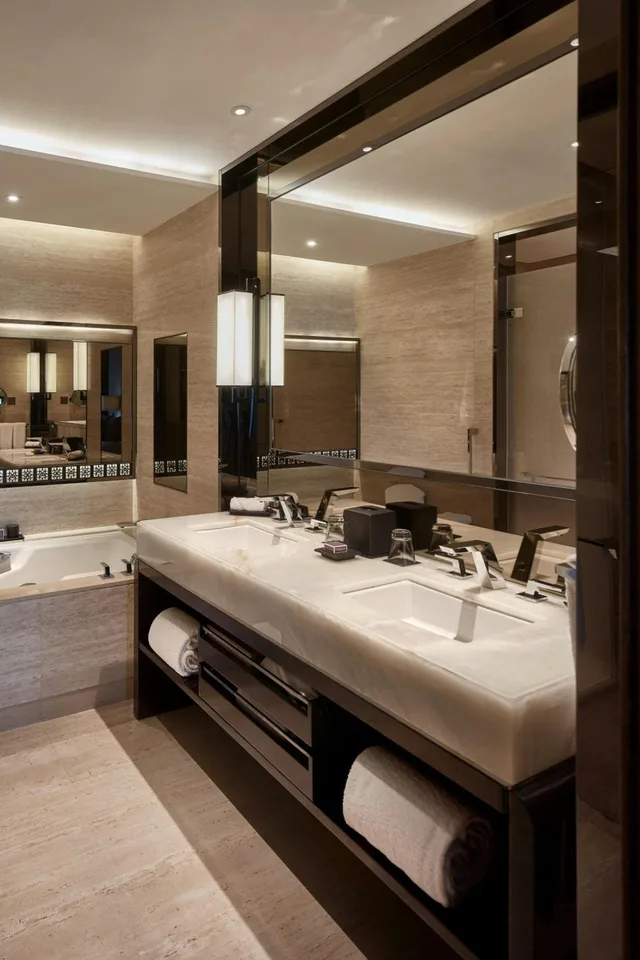 غرفة ديلوكس بسريرين منفصلين بإطلالة على البحر، The Ritz Carlton Hong Kong 8/8