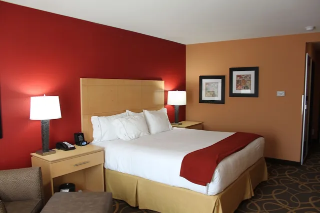 غرفة قياسية بسرير كينج مع أريكة لذوي الإعاقة، Holiday Inn Express Cortland 1/1