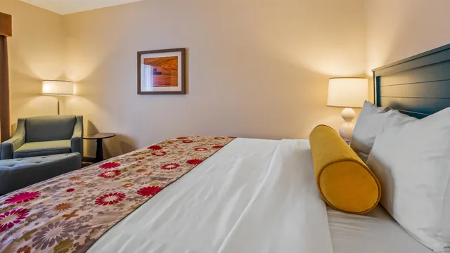 غرفة قياسية بسرير كينج لذوي الإعاقة، Best Western Plus Dayton Hotel & Suites 2/7