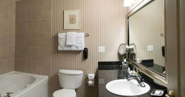 غرفة قياسية بسرير كينج مع أريكة، Prestige Harbourfront Resort, WorldHotels Luxury 3/4