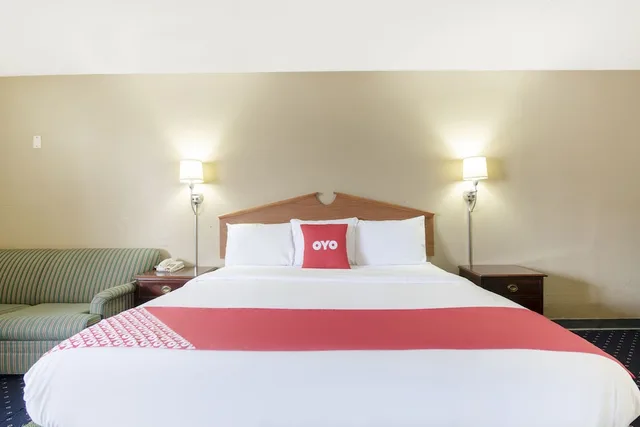 غرفة بسرير كينج بحوض جاكوزي، OYO Hotel Tulsa International Airport 2/6