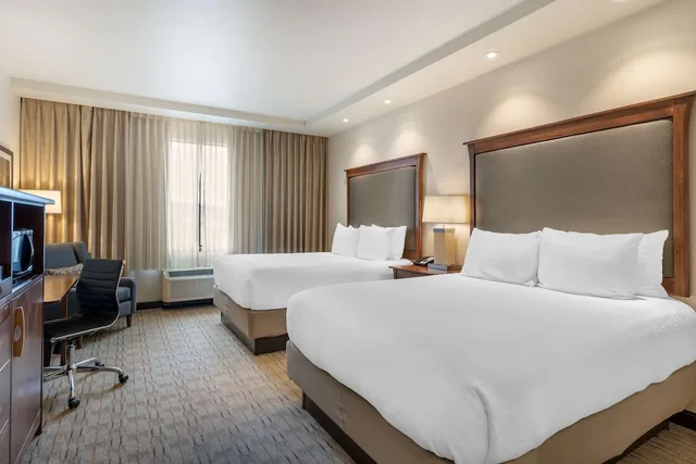 غرفة قياسية بسريرين كوين بإطلالة على الحديقة، Best Western Premier Boulder Falls Inn 1/7
