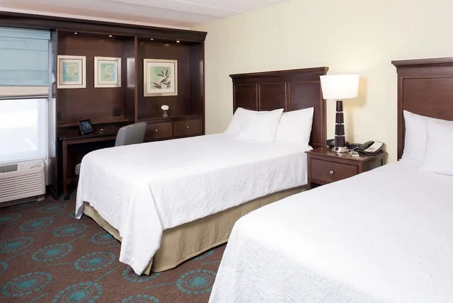 غرفة بسريرين مزدوجين، Hampton Inn & Suites Kokomo 1/3