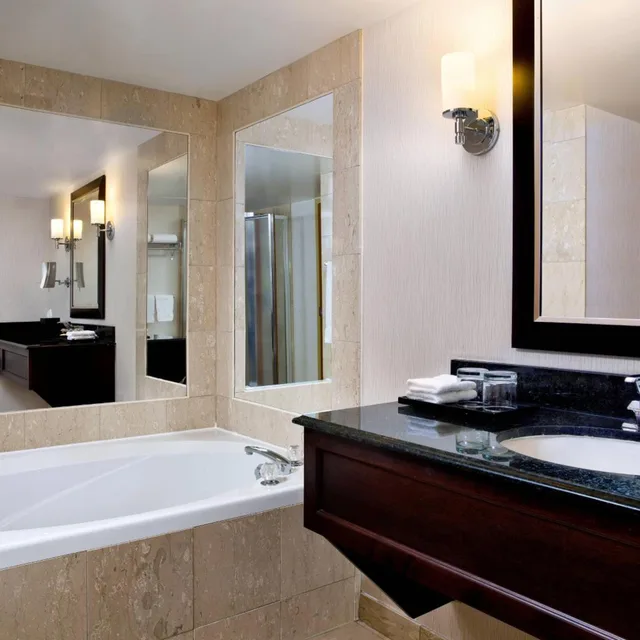 Room, King Bed, Falls View, Sofa, French Balcony، Sheraton Fallsview Hotel 5/5