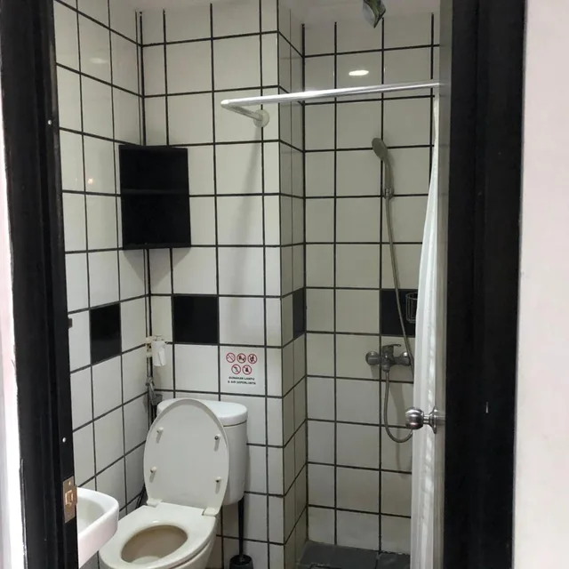 غرفة بسريرين منفصلين، Reddoorz Plus Near Rs Fatmawati 2 3/3