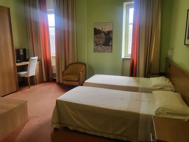 Standard, Twin Beds, Hotel Lux 3/6