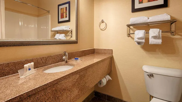 غرفة بسريرين كوين، Best Western Plus Pontoon Beach 2/2