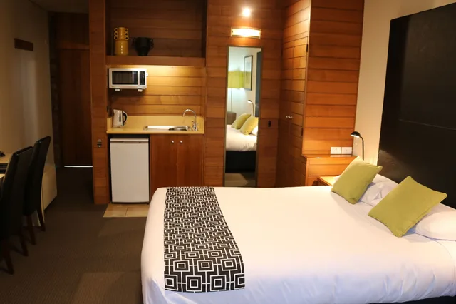 Deluxe, Queen Bed, Sovereign Park Motor Inn 3/10