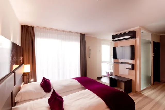 غرفة ديلوكس بسرير مزدوج بإطلالة على الحديقة، Amalienburg Boutique & Boarding Hotel 1/3