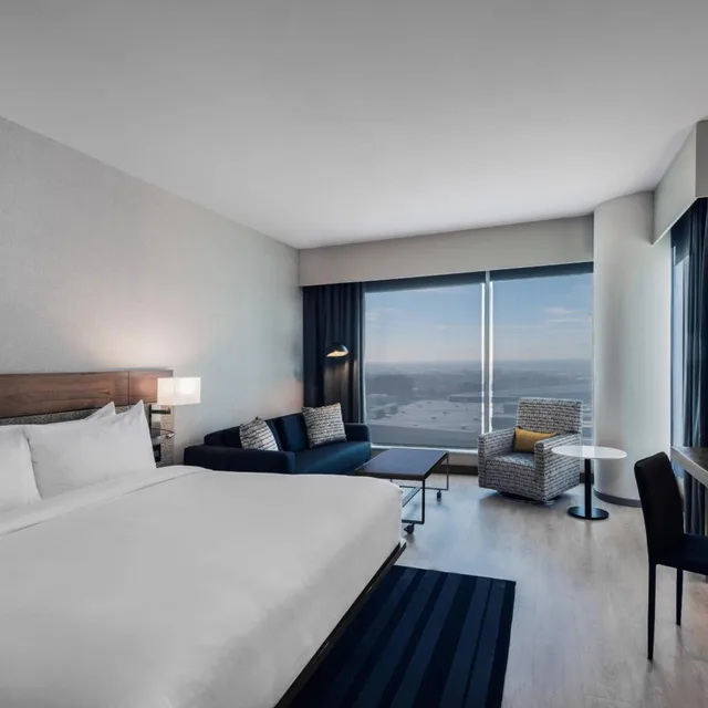 غرفة بريميوم بسرير كينج بإطلالة مع أريكة، Ac Hotel Denver Downtown 2/6
