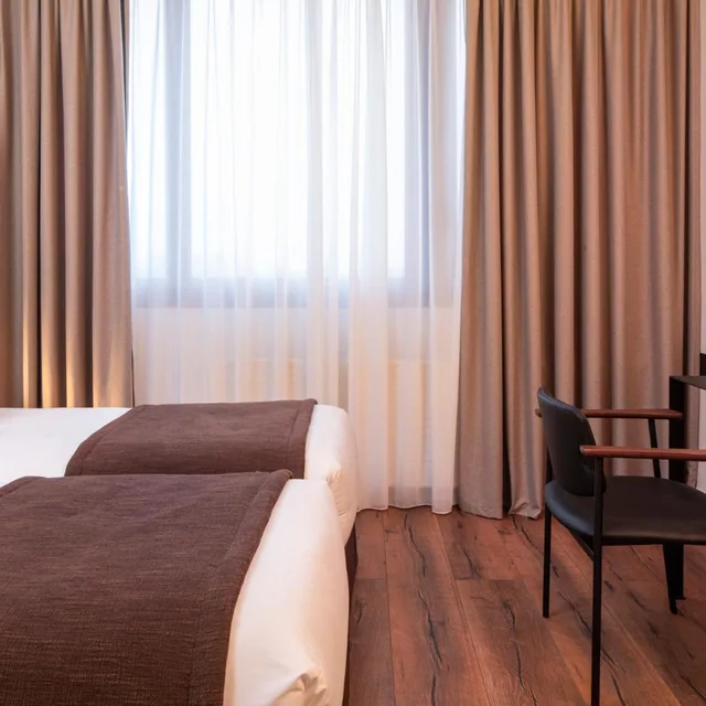 غرفة قياسية بسرير كينج، Hotel du Port 6/8