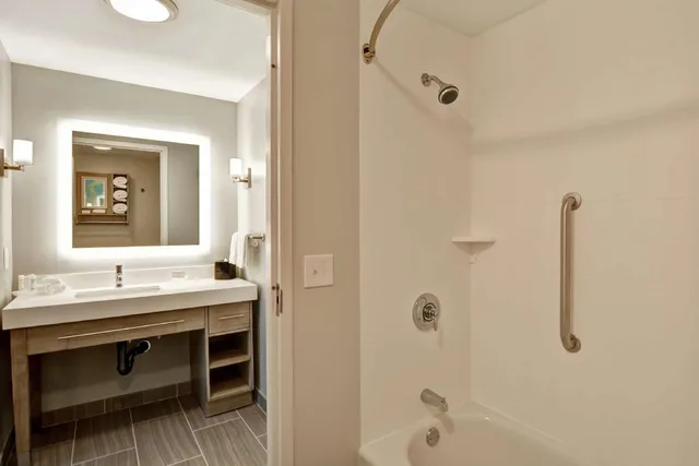 استوديو بسرير كينج مع أريكة لذوي الإعاقة، Homewood Suites by Hilton Hadley Amherst 3/4