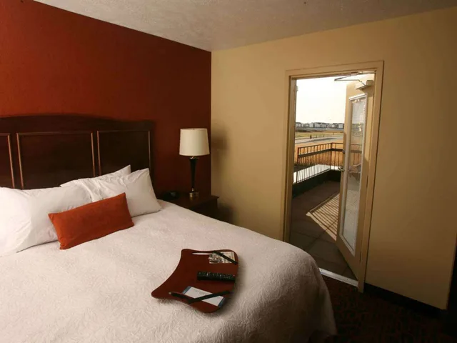 جناح استوديو بسرير كينج بشرفة مع أريكة، Hampton Inn Suites Fargo Medical Center 2/10