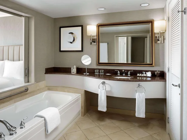 غرفة ديلوكس بسريرين كوين في طابق مرتفع، Fairmont Vancouver Airport 2/2