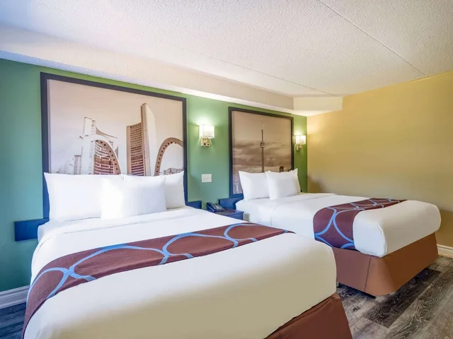 غرفة بسريرين كوين، Super 8 by Wyndham Toronto East ON 5/9