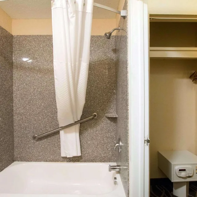 جناح بسرير كينج بغرفة نوم واحدة، Quality Inn & Suites I-35 Near Frost Bank Center San Antonio, TX 7/10