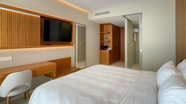 غرفة بريميوم بسرير كينج بشرفة، Radisson Beach Resort Larnaca 3/10