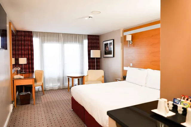 Deluxe, King Bed, Pine View، Doubletree By Hilton Milton Keynes 1/2