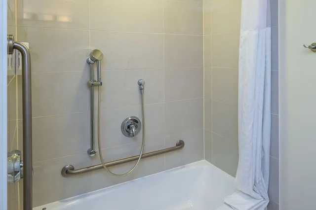 غرفة بسرير كينج لذوي الإعاقة، Comfort Inn & Suites Terrace 5/5