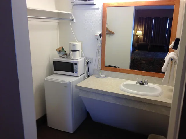 استوديو بسرير كوين، Travelodge By Wyndham Moose Jaw 3/3