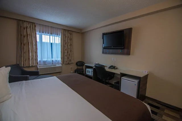 Room, King Bed, Baymont by Wyndham Medicine Hat 2/10