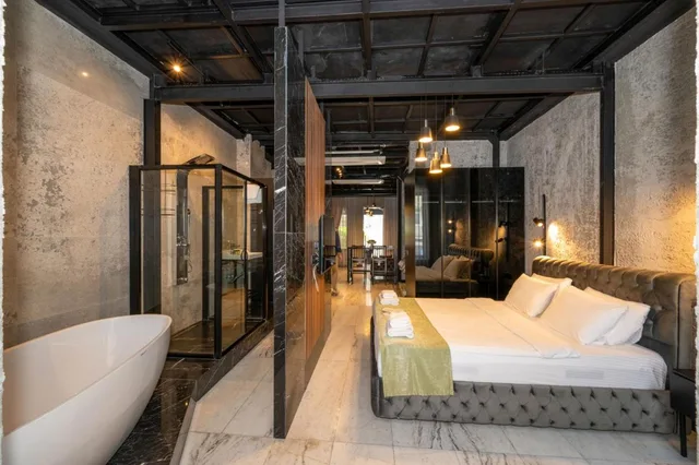 جناح بسرير كوين، Monev Istanbul 8/10