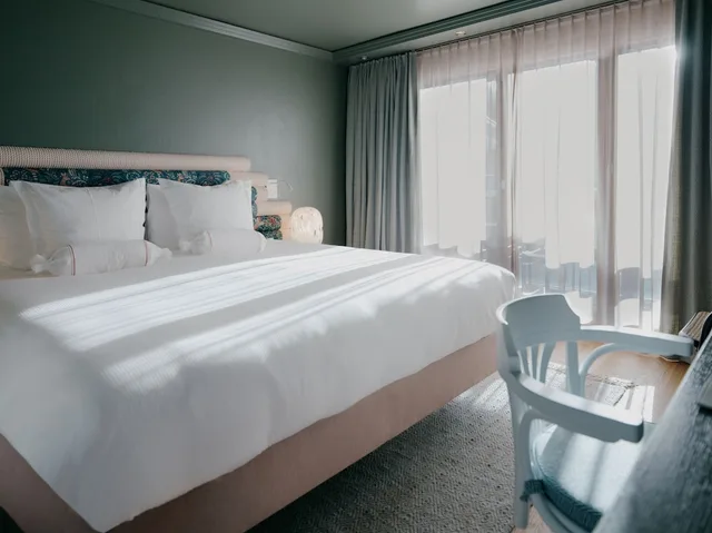 غرفة بسرير كينج بإطلالة على الجبل، Parkhotel Beau-Site 4/10