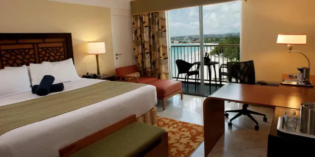 غرفة بسرير كينج بإطلالة على البحر، Radisson Aquatica Resort Barbados 1/2