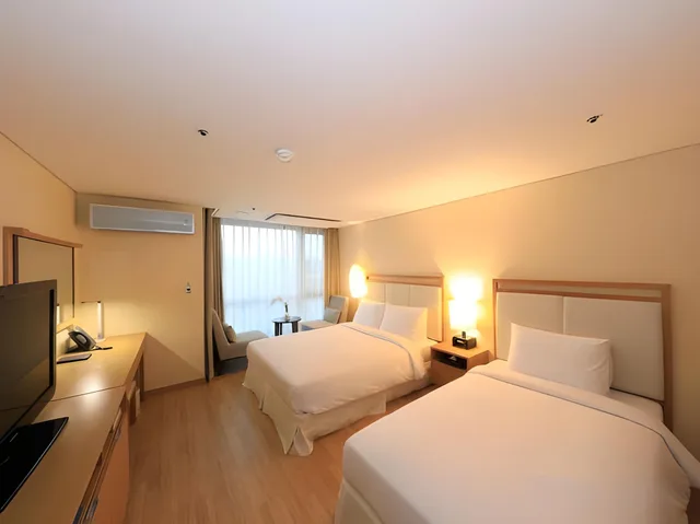 غرفة قياسية بسريرين منفصلين وسرير مزدوج وسرير فردي بإطلالة على الجبل، Ocean Suites Hotel Jeju 1/2