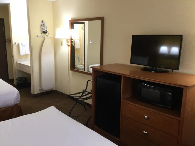 غرفة بسريرين مزدوجين، Baymont By Wyndham Port Huron 3/4