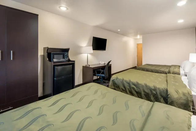 غرفة بسريرين كوين وسرير كوين، Quality Inn and Suites near NAS Fallon 1/6