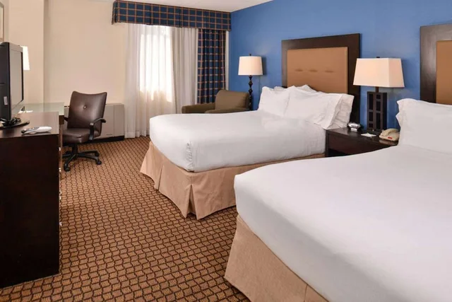 غرفة بسريرين كوين، Ramada Plaza by Wyndham Sheridan Hotel and Convention Center 3/3