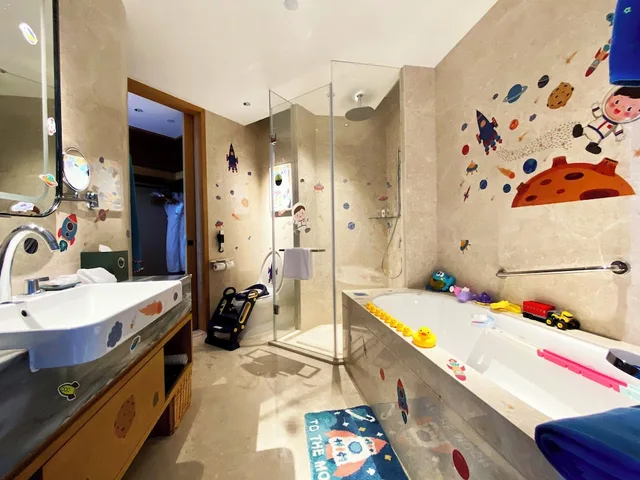 غرفة بريميوم بسرير كينج وسرير بطابقين، Crowne Plaza Huzhou 4/6