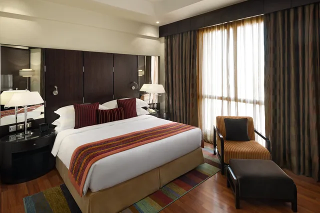 جناح جونيور بسرير كينج بمنطقة جلوس، كراون بلازا الخبر(Crowne Plaza Al Khobar) 2/5
