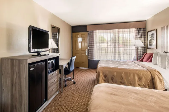 غرفة قياسية بسريرين كوين للمدخنين، Quality Inn Paris 5/10