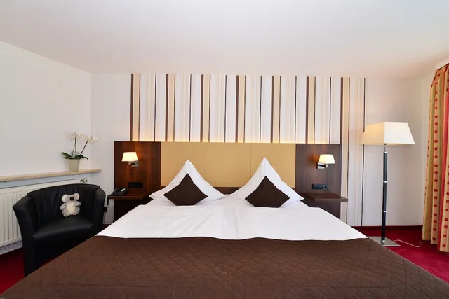 غرفة ثلاثية بسرير كينج مع أريكة، Lobinger Parkhotel 1/3
