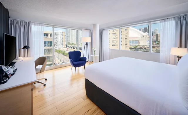 غرفة بسرير كينج وسريرين كوين، Radisson Blu Toronto Downtown 2/8