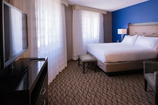 Standard, Queen Bed, Holiday Inn Express Hotel Suites Pasadena Colorado Boulevard 3/4