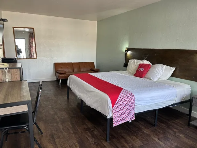 غرفة بسرير كينج مع أريكة سرير، OYO Hotel Downtown Peoria I-74 7/10