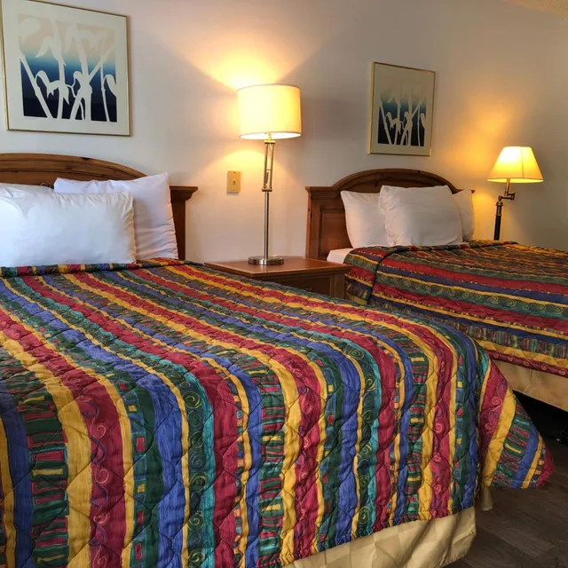 غرفة ثلاثية بثلاثة أسرّة، Cedar Inn & Suites 3/3