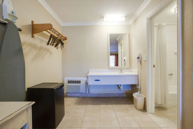 غرفة قياسية بسرير كينج، Abby S Anaheimer Inn 9/9