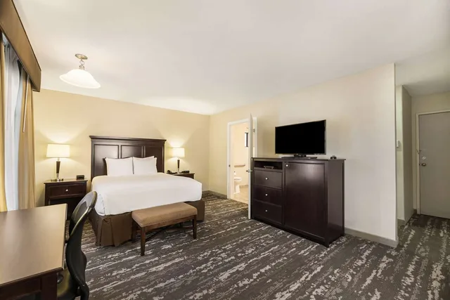 غرفة بسرير كوين بحوض استحمام لذوي الإعاقة، Best Western Frontier Motel 3/7
