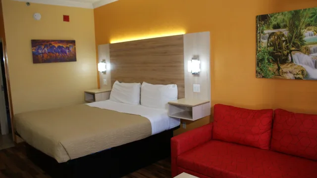 غرفة بسرير كينج مع أريكة للمدخنين، Home Town Inn And Suites 2/3