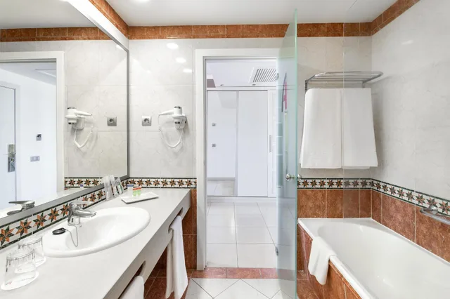Double Room For Single Use، Alexandre La Siesta 3/3