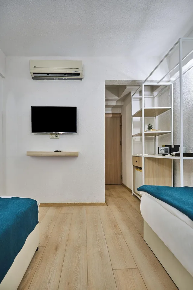 Standard, Multiple Beds, City View, Mia Hill Suites 3/6