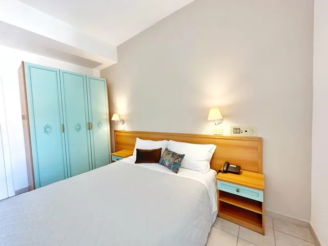 غرفة قياسية بسرير مزدوج، Aura Living 6/10