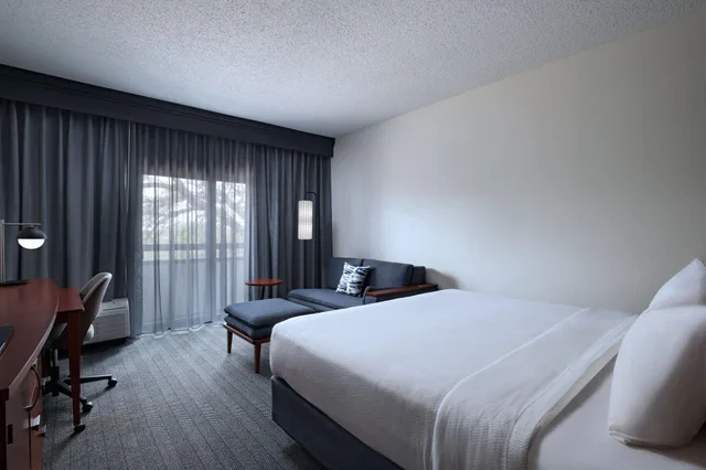 غرفة بسرير كينج، Courtyard by Marriott Dallas Richardson at Spring Valley 1/4